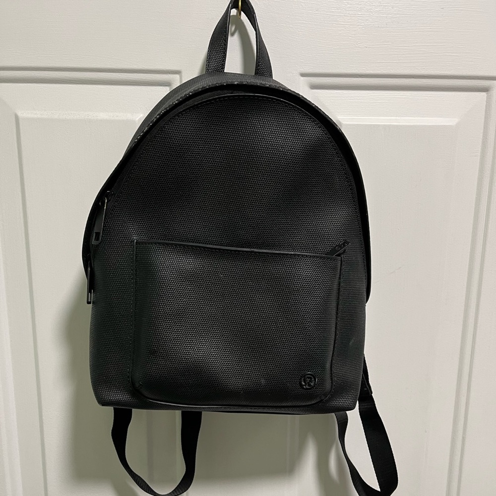 Lululemon Return to Form backpack